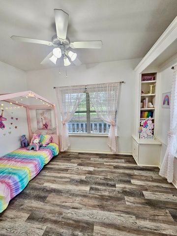 407 Locust Drive, Oak Leaf, TX 75154