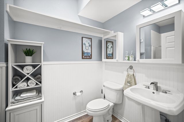 407 Locust Drive, Oak Leaf, TX 75154