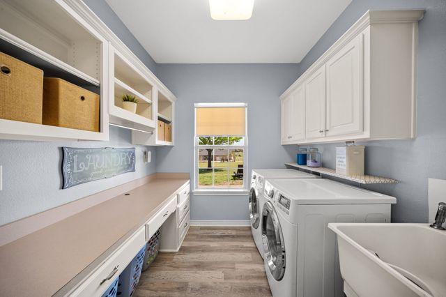 407 Locust Drive, Oak Leaf, TX 75154