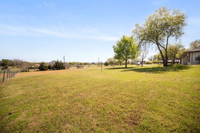 407 Locust Drive, Oak Leaf, TX 75154