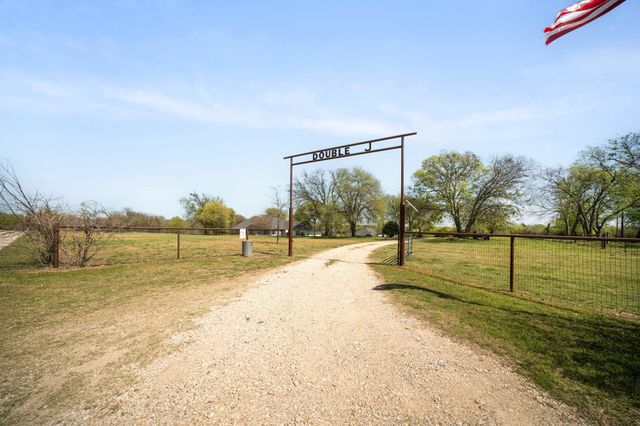 407 Locust Drive, Oak Leaf, TX 75154