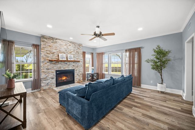 407 Locust Drive, Oak Leaf, TX 75154