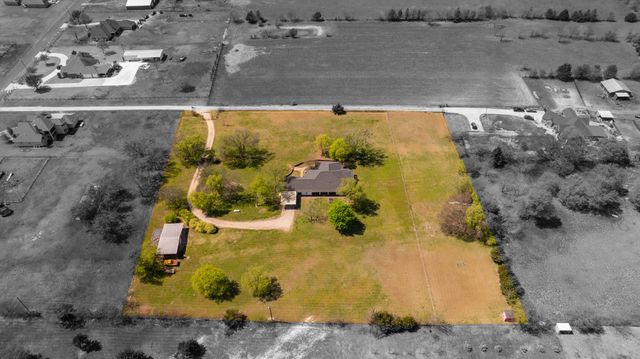 407 Locust Drive, Oak Leaf, TX 75154