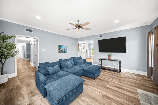 407 Locust Drive, Oak Leaf, TX 75154