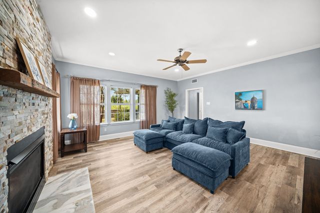 407 Locust Drive, Oak Leaf, TX 75154