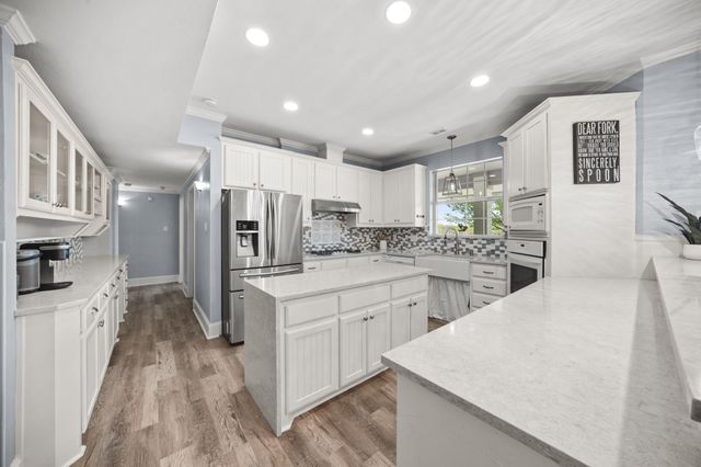 407 Locust Drive, Oak Leaf, TX 75154