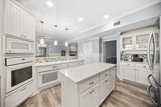 407 Locust Drive, Oak Leaf, TX 75154