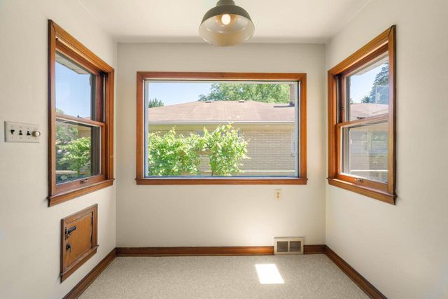 5653 N Milwaukee River PARKWAY, Glendale, WI 53209