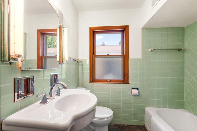 5653 N Milwaukee River PARKWAY, Glendale, WI 53209