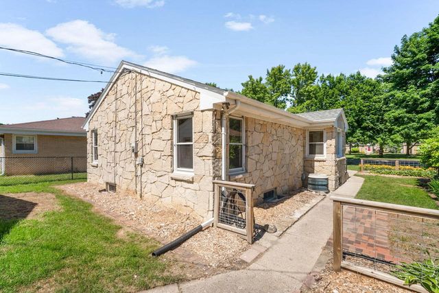 5653 N Milwaukee River PARKWAY, Glendale, WI 53209