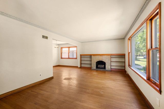 5653 N Milwaukee River PARKWAY, Glendale, WI 53209