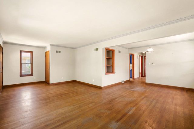 5653 N Milwaukee River PARKWAY, Glendale, WI 53209