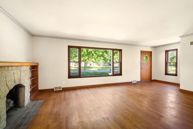 5653 N Milwaukee River PARKWAY, Glendale, WI 53209