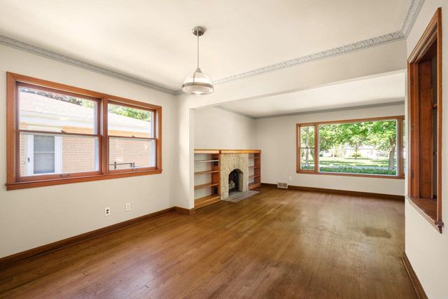5653 N Milwaukee River PARKWAY, Glendale, WI 53209