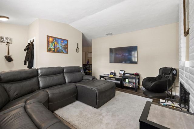 10251 Ellenwood Ave, Sacramento, CA 95827