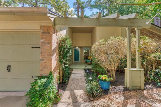 2 Rock Pine Court, The Woodlands, TX 77381
