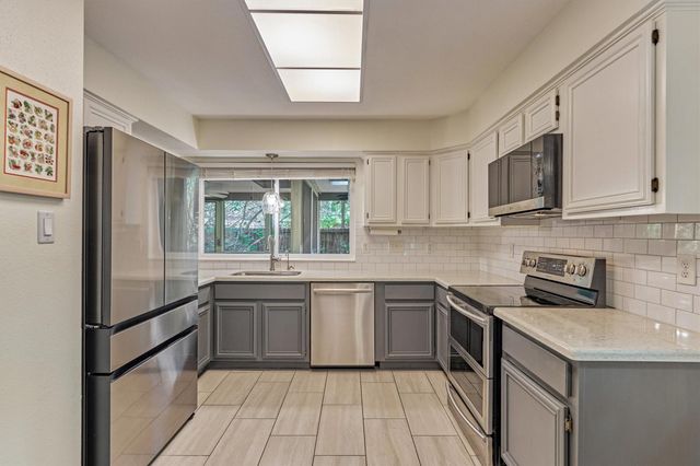 2 Rock Pine Court, The Woodlands, TX 77381