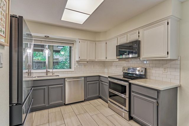 2 Rock Pine Court, The Woodlands, TX 77381