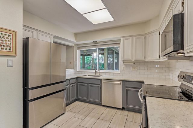2 Rock Pine Court, The Woodlands, TX 77381