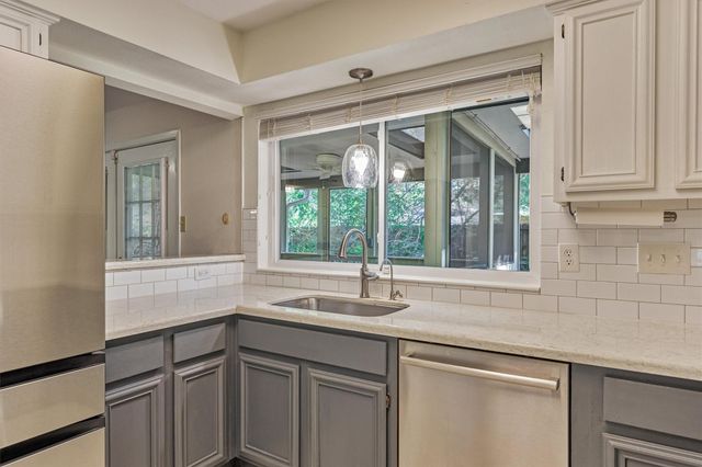 2 Rock Pine Court, The Woodlands, TX 77381