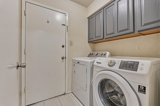 2 Rock Pine Court, The Woodlands, TX 77381
