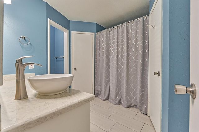 2 Rock Pine Court, The Woodlands, TX 77381