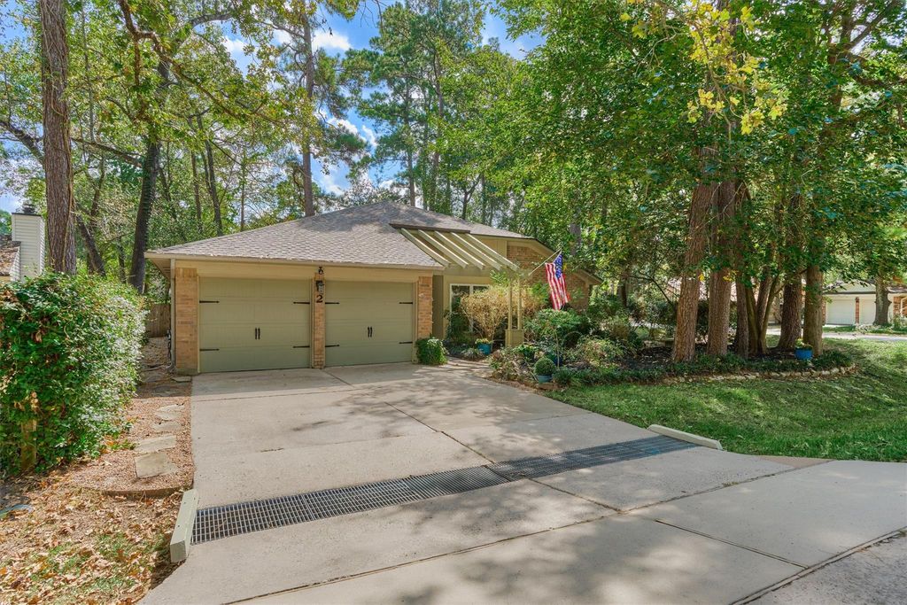 2 Rock Pine Court, The Woodlands, TX 77381