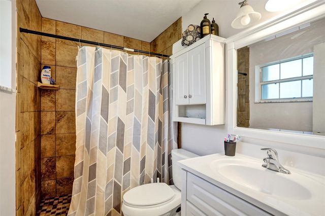 7008 NW 81st Street, Tamarac, FL 33321