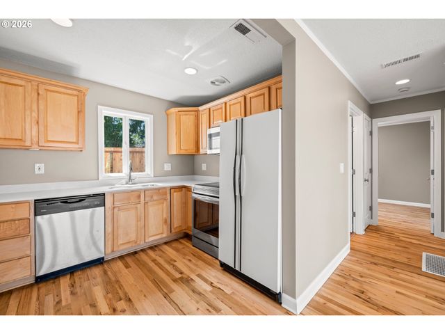404 EASTFIELD Dr, Oregon City, OR 97045