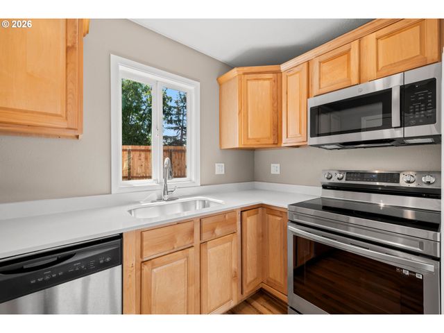 404 EASTFIELD Dr, Oregon City, OR 97045