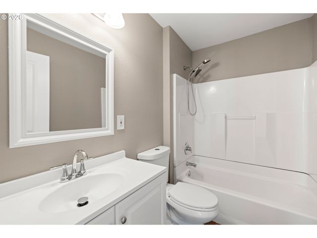 404 EASTFIELD Dr, Oregon City, OR 97045