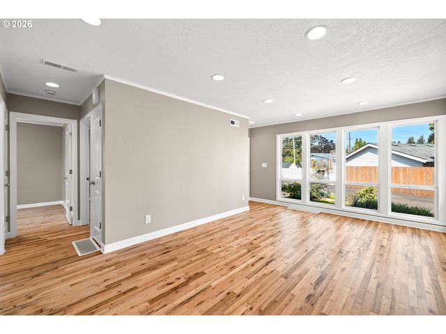 404 EASTFIELD Dr, Oregon City, OR 97045
