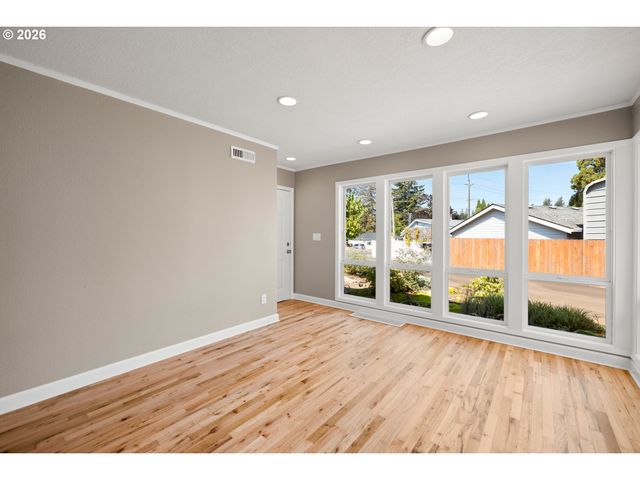 404 EASTFIELD Dr, Oregon City, OR 97045