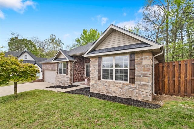5097 W Ridgebury Place, Fayetteville, AR 72704