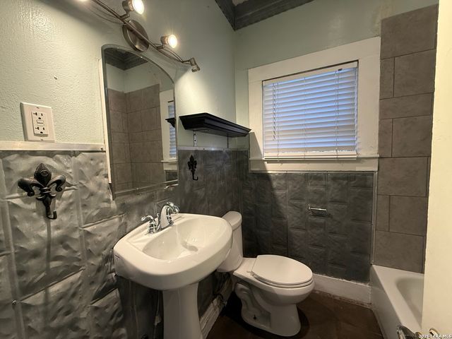 1207 McCullough, San Antonio, TX 78212