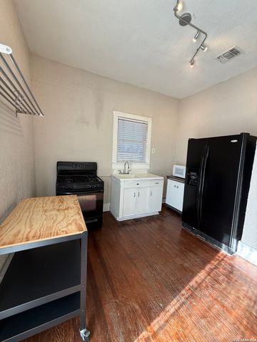 1207 McCullough, San Antonio, TX 78212