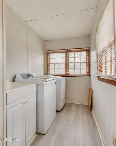 2704 Fort Henry Drive, Kingsport, TN 37664