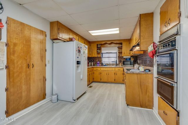 2704 Fort Henry Drive, Kingsport, TN 37664