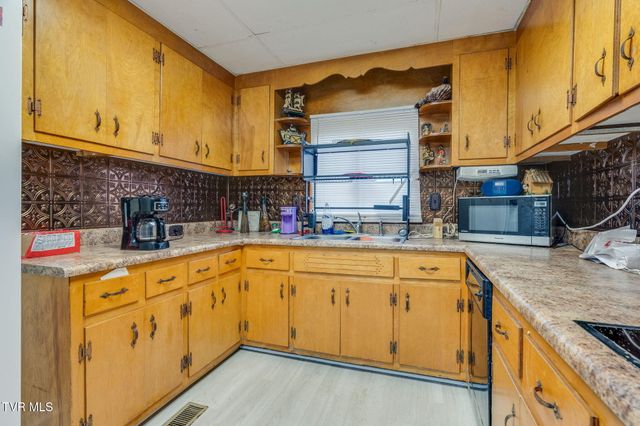 2704 Fort Henry Drive, Kingsport, TN 37664