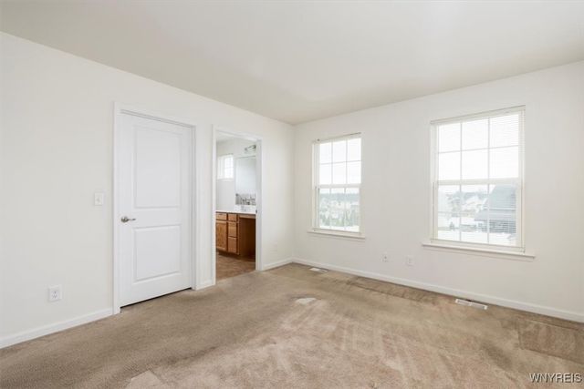 694 Pleasant View Dr, Lancaster, NY 14086