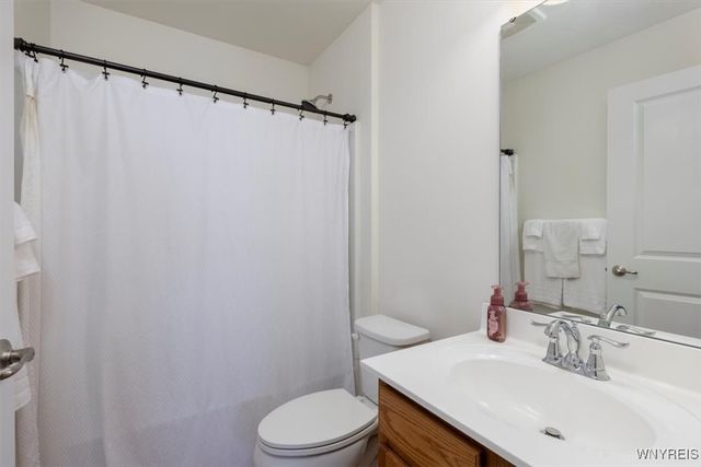 694 Pleasant View Dr, Lancaster, NY 14086