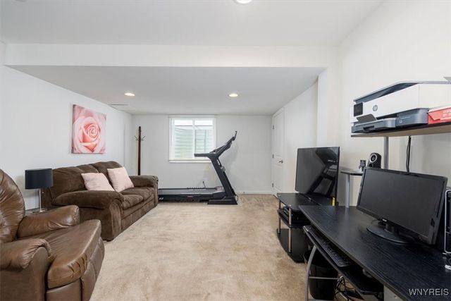 694 Pleasant View Dr, Lancaster, NY 14086