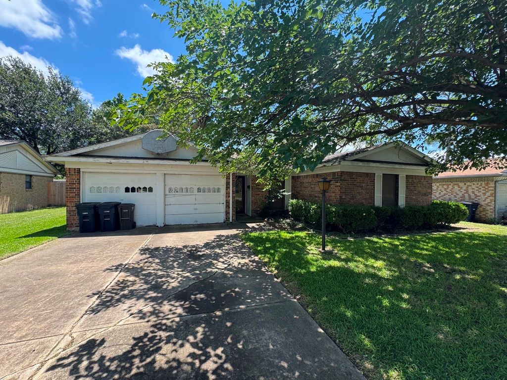 6637 Vega Drive, Fort Worth, TX 76133