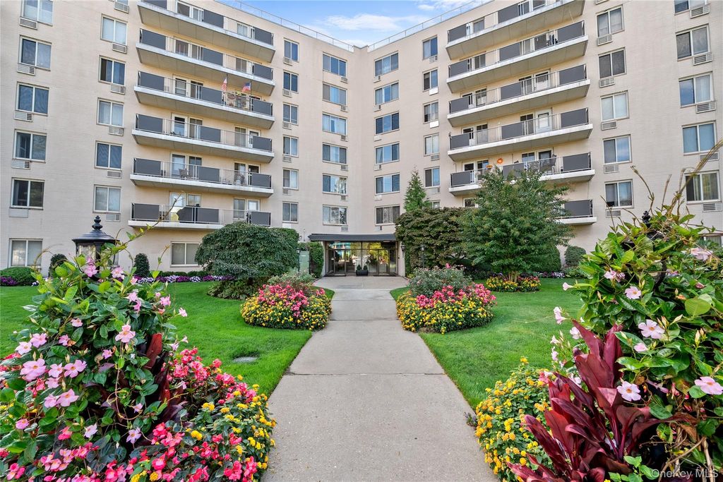135 Post Avenue 6O, Westbury, NY 11590
