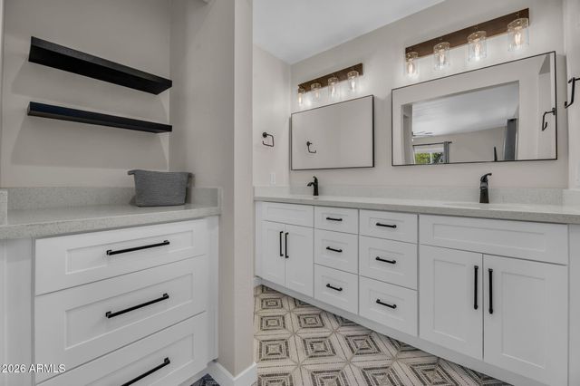 325 E MITCHELL Drive, Phoenix, AZ 85012