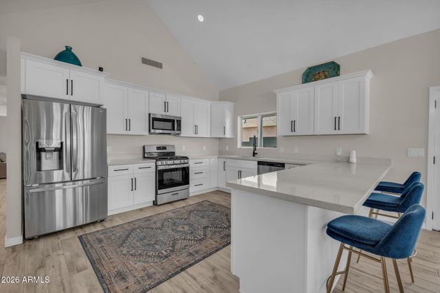 325 E MITCHELL Drive, Phoenix, AZ 85012