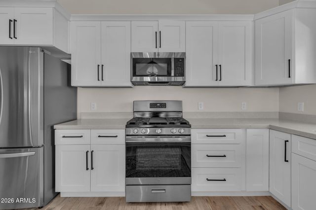 325 E MITCHELL Drive, Phoenix, AZ 85012