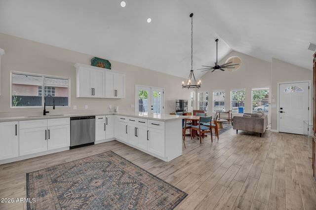 325 E MITCHELL Drive, Phoenix, AZ 85012