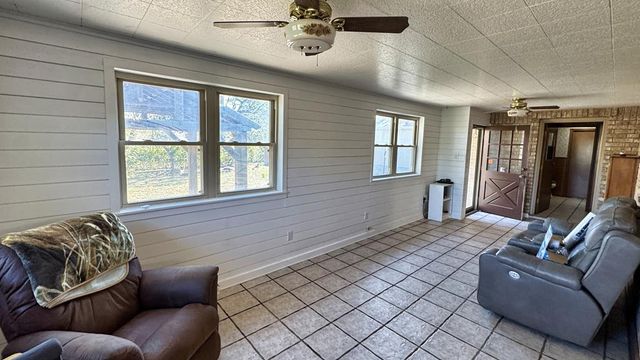 405 E Oak Wood Rd, Kerrville, TX 78028