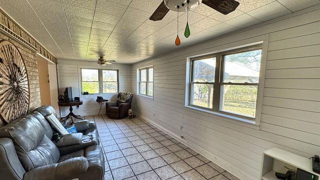 405 E Oak Wood Rd, Kerrville, TX 78028